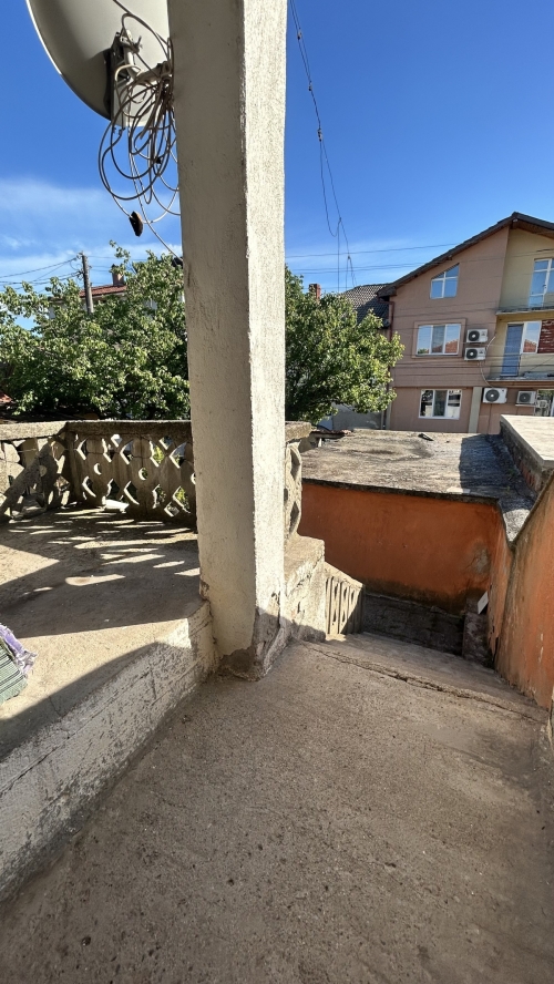 Onarım gerektiren geniş bir ev, Harmanlı şehrinde