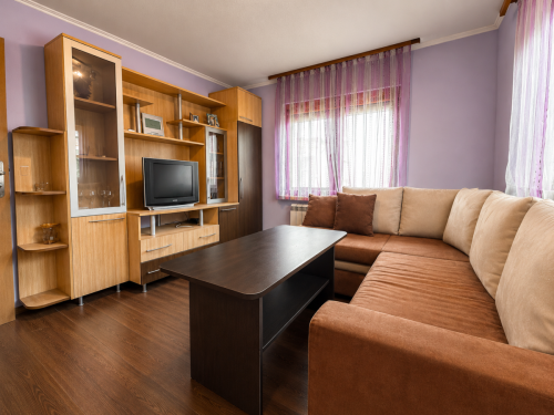 Geniş döşenmiş bahçeli ve garajlı ev - 260 m², taşınmaya hazır