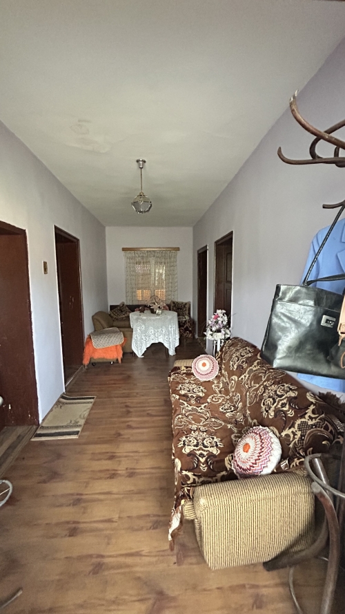 Geniş bir ev, bahçe ve otopark yeri ile Vırbovo, Haskovo'da - toplam alan 1150 m², 6 oda, kısmen döşenmiş, taşınmaya hazır.