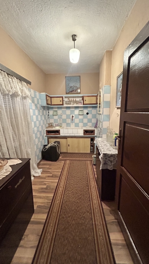 Geniş bir ev, bahçe ve otopark yeri ile Vırbovo, Haskovo'da - toplam alan 1150 m², 6 oda, kısmen döşenmiş, taşınmaya hazır.