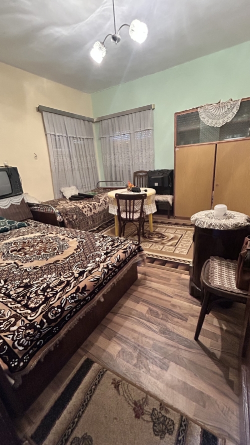 Geniş bir ev, bahçe ve otopark yeri ile Vırbovo, Haskovo'da - toplam alan 1150 m², 6 oda, kısmen döşenmiş, taşınmaya hazır.