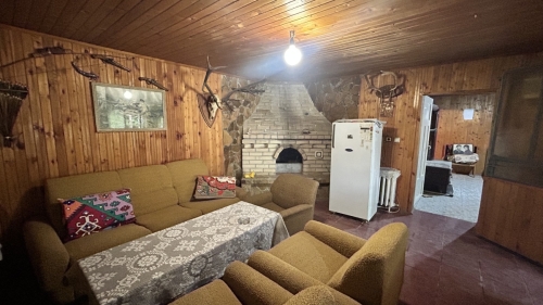 Geniş bir ev, bahçe ve otopark yeri ile Vırbovo, Haskovo'da - toplam alan 1150 m², 6 oda, kısmen döşenmiş, taşınmaya hazır.