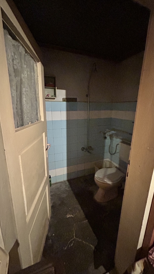 Geniş bir ev, bahçe ve otopark yeri ile Vırbovo, Haskovo'da - toplam alan 1150 m², 6 oda, kısmen döşenmiş, taşınmaya hazır.
