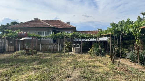 Geniş bir ev, bahçe ve otopark yeri ile Vırbovo, Haskovo'da - toplam alan 1150 m², 6 oda, kısmen döşenmiş, taşınmaya hazır.