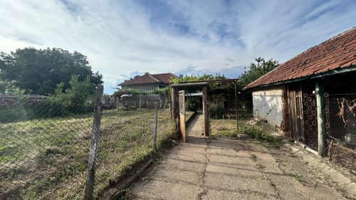 Geniş bir ev, bahçe ve otopark yeri ile Vırbovo, Haskovo'da - toplam alan 1150 m², 6 oda, kısmen döşenmiş, taşınmaya hazır.