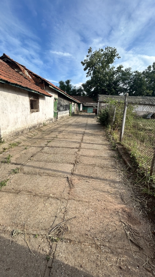 Geniş bir ev, bahçe ve otopark yeri ile Vırbovo, Haskovo'da - toplam alan 1150 m², 6 oda, kısmen döşenmiş, taşınmaya hazır.
