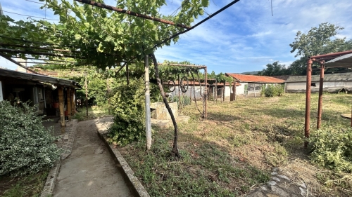Geniş bir ev, bahçe ve otopark yeri ile Vırbovo, Haskovo'da - toplam alan 1150 m², 6 oda, kısmen döşenmiş, taşınmaya hazır.