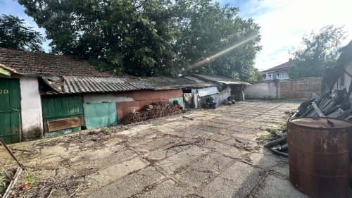 Geniş bir ev, bahçe ve otopark yeri ile Vırbovo, Haskovo'da - toplam alan 1150 m², 6 oda, kısmen döşenmiş, taşınmaya hazır.