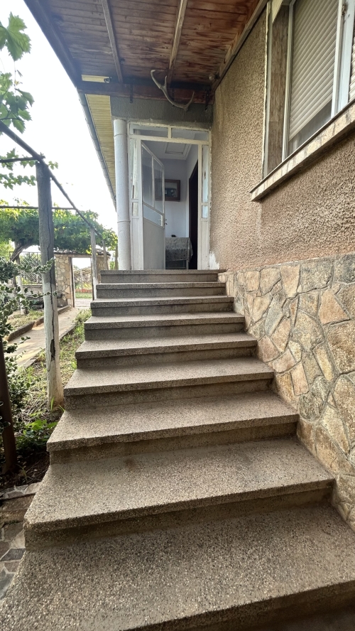 Geniş bir ev, bahçe ve otopark yeri ile Vırbovo, Haskovo'da - toplam alan 1150 m², 6 oda, kısmen döşenmiş, taşınmaya hazır.