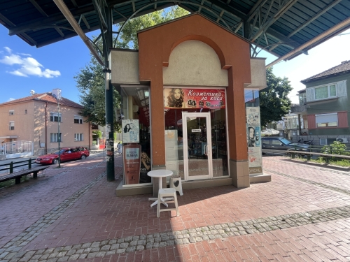 Satılık ticari mülk, Svilengrad merkezinde, tam pazarın yanında, mükemmel bir konumda.