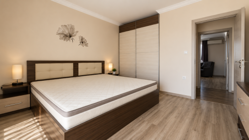 Yeni inşaatta, 79.57 m², 3. katta, durak, okul ve kreş yakınında, mobilyalı lüks iki odalı daire, otopark ile.