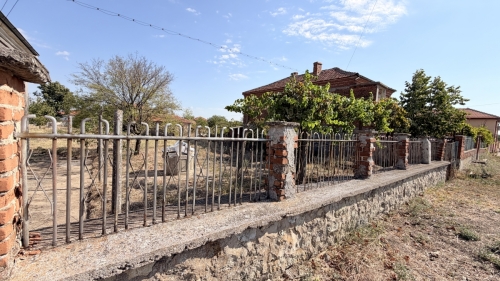 Onarım gerektiren geniş bir ev, Sıva Dere köyü, Haskovo - 1777 m², bahçesi ve ek yapıları ile.