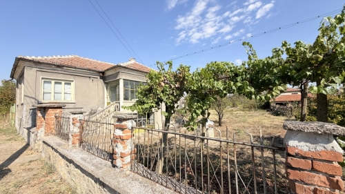 Onarım gerektiren geniş bir ev, Sıva Dere köyü, Haskovo - 1777 m², bahçesi ve ek yapıları ile.