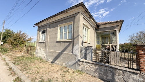 Onarım gerektiren geniş bir ev, Sıva Dere köyü, Haskovo - 1777 m², bahçesi ve ek yapıları ile.
