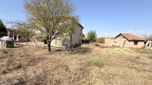 Onarım gerektiren geniş bir ev, Sıva Dere köyü, Haskovo - 1777 m², bahçesi ve ek yapıları ile.
