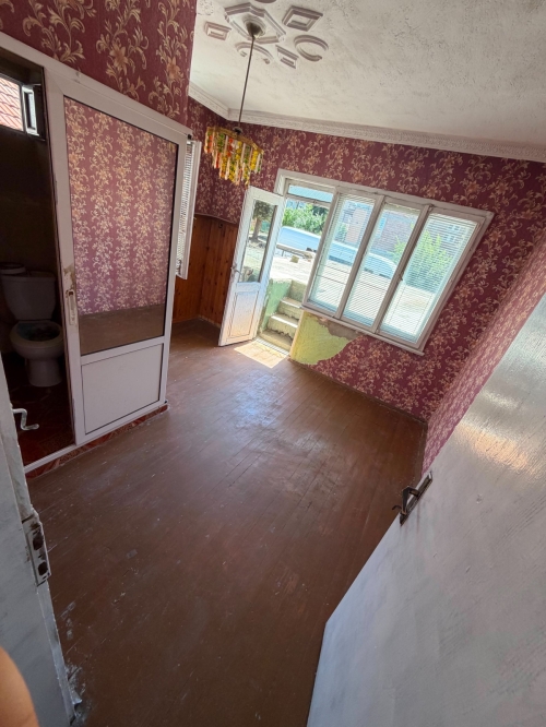 Harmanlı, Haskovo'da 9 odalı ve yaz bahçesi olan geniş bir ev - tadilat ve kişiselleştirme için ideal!