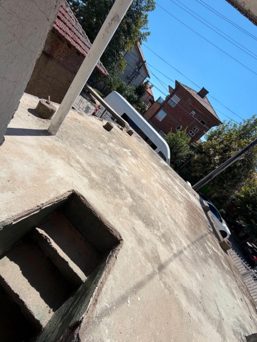 Harmanlı, Haskovo'da 9 odalı ve yaz bahçesi olan geniş bir ev - tadilat ve kişiselleştirme için ideal!