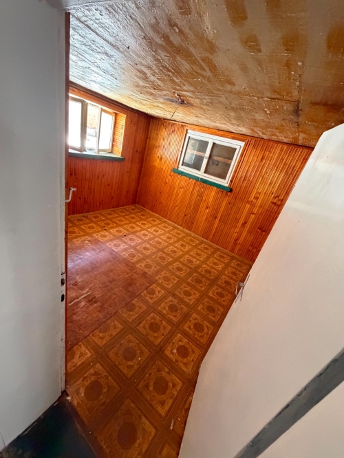 Harmanlı, Haskovo'da 9 odalı ve yaz bahçesi olan geniş bir ev - tadilat ve kişiselleştirme için ideal!