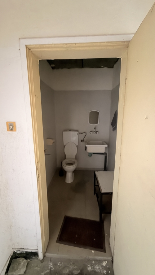 Торговый объект для ремонта в г. Харманджи - 480 кв.м, первый этаж, с парковочным местом и разрешениями.