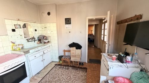 Harmanlı'da, Haskovo bölgesinde, bahçeli ve ek yapıları olan, tadilat gerektiren geniş bir ev - 200 m².