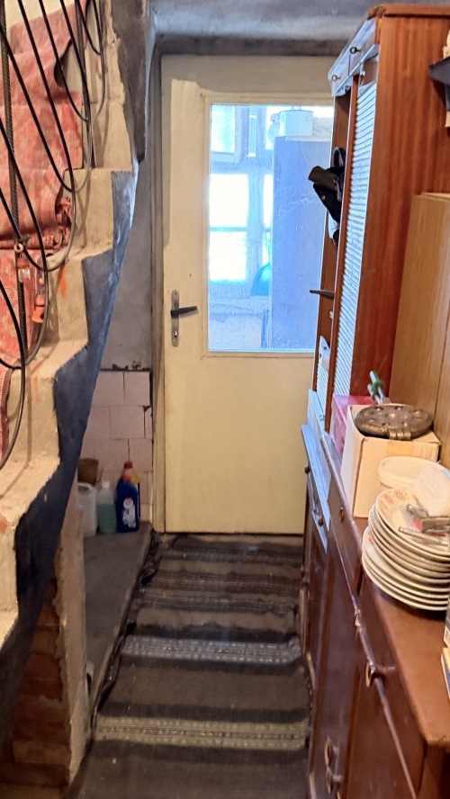 Harmanlı'da, Haskovo bölgesinde, bahçeli ve ek yapıları olan, tadilat gerektiren geniş bir ev - 200 m².