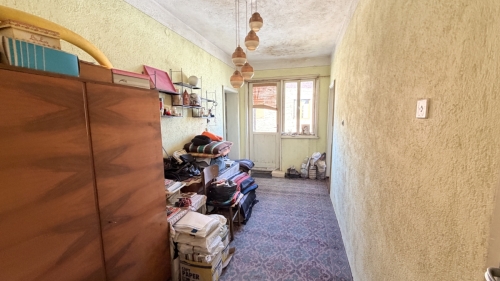 Harmanlı'da, Haskovo bölgesinde, bahçeli ve ek yapıları olan, tadilat gerektiren geniş bir ev - 200 m².