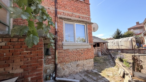 Harmanlı'da, Haskovo bölgesinde, bahçeli ve ek yapıları olan, tadilat gerektiren geniş bir ev - 200 m².
