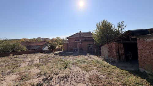 Къща с двор,стопански постройки и фотоволтаична централа 30 кW в с. Белица: 2516 кв.м.