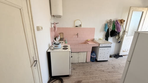 Къща с двор,стопански постройки и фотоволтаична централа 30 кW в с. Белица: 2516 кв.м.