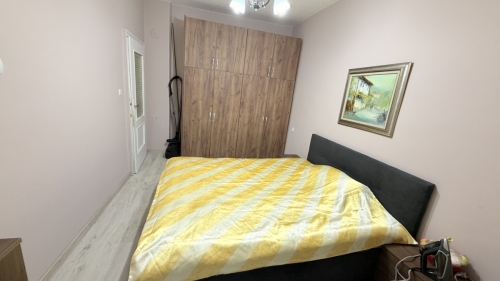 Просторный и меблированный этаж дома в Свиленграде - 115 кв.м, 4 комнаты, с гаражом и двором, готов к заселению!