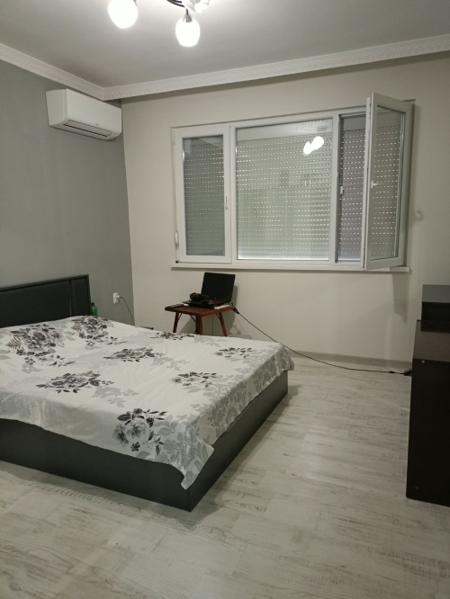 Просторный и меблированный этаж дома в Свиленграде - 115 кв.м, 4 комнаты, с гаражом и двором, готов к заселению!